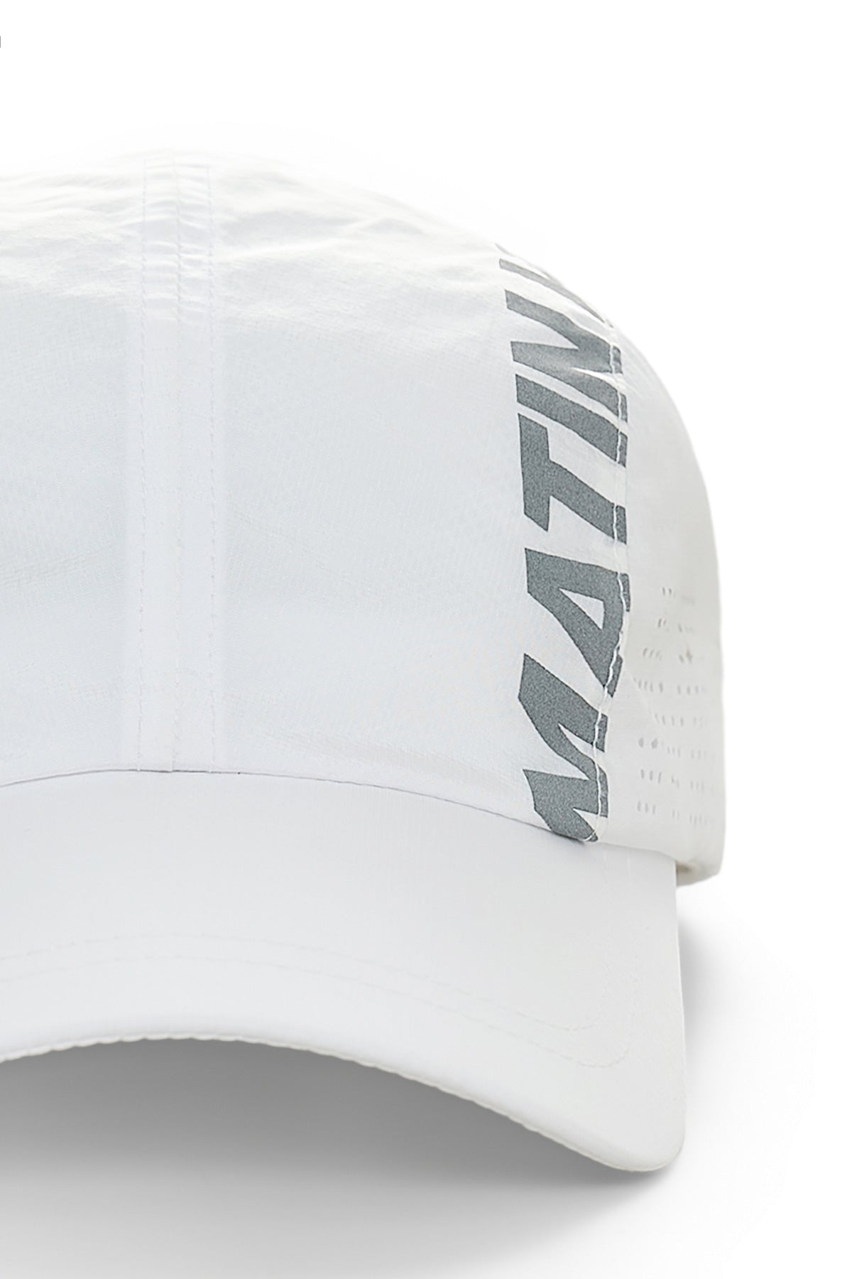 Matin Kim Mesh Logo Sporty Cap in White 白色 細節圖 3