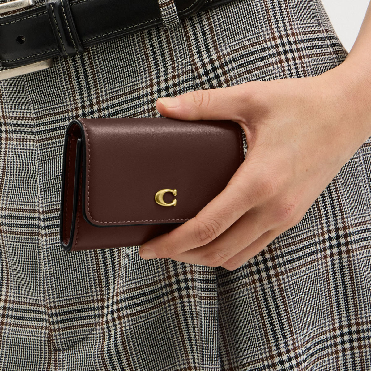 Coach ESSENTIAL 楓木啡翻蓋卡套 使用情境