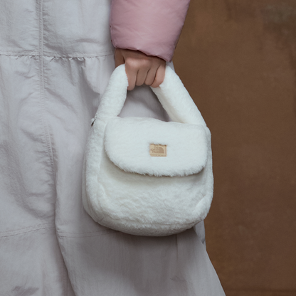 The North Face BUBBLY TOTE BAG MINI_FUR Vanilla worn image