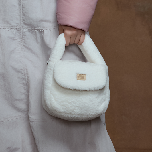The North Face BUBBLY TOTE BAG MINI_FUR Vanilla worn image